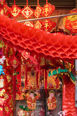 Obraz premium Chinese decorations in red and gold tones, hanging abundantly, ideal for traditional festivities. The patterns and Chinese characters symbolize good luck and prosperity.