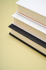 ハードカバーの本