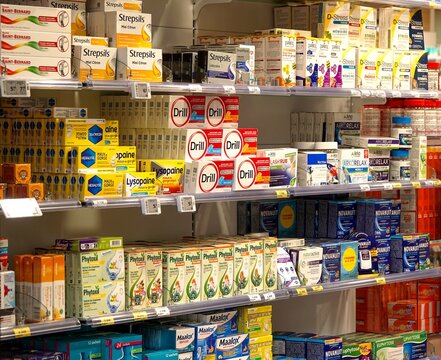 Des m&eacute;dicaments en libre service expos&eacute;s dans une pharmacie