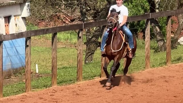 homem cavalga com cavalo em arena rural 