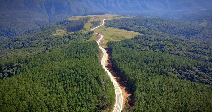 Um passeio a&eacute;reo pelas bel&iacute;ssimas curvas e paisagens da SC-370, que liga Gr&atilde;o Para a Serra do Corvo Branco, Santa Catarina, Brasil.