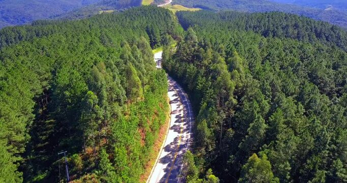 Um passeio a&eacute;reo pelas bel&iacute;ssimas curvas e paisagens da SC-370, que liga Gr&atilde;o Para a Serra do Corvo Branco, Santa Catarina, Brasil.