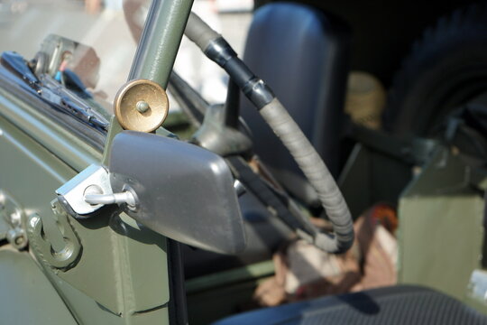 Au&szlig;enspiegel und Lenkrad eines italienischen Gel&auml;ndewagen des Milit&auml;r der fr&uuml;hen F&uuml;nfziger Jahre in Olivgr&uuml;n beim Oldtimertreffen im Lenkwerk in Bielefeld im Teutoburger Wald in Ostwestfalen-Lippe
