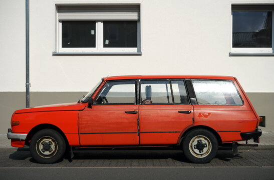 Wartburg 353 Tourist F&uuml;nft&uuml;rer in Rot aus der DDR der Sechzigerjahre und Siebzigerjahre am 26.07.2024 beim Oldtimertreffen Golden Oldies in Wettenberg Krofdorf-Gleiberg bei Gie&szlig;en in Hessen