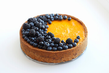 Mango cheesecake with fresh berries