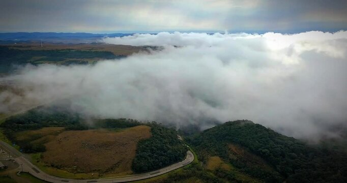 Serra do Rio do Rastro em nuvens, uma vista a&eacute;rea de drone deste lugar incr&iacute;vel. Bom Jardim da Serra, Santa Catarina, Brasil.