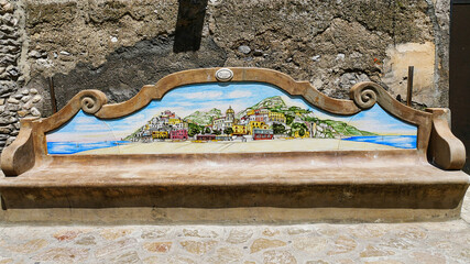 Herrliche Sitzbank in einer Gasse in Positano an der Amalfiküste