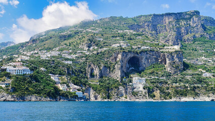 Blick auf Conca dei Marini an der Amalfiküste in Italien
