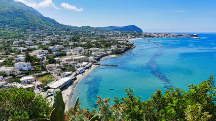 Blick auf Forio und die Wallfahrtskirche Maria del Soccorso auf Ischia im Golf von Neapel	