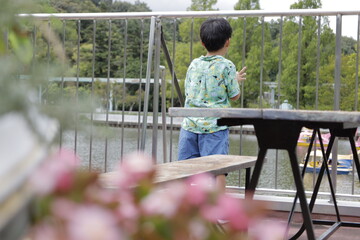 湖を眺める子供