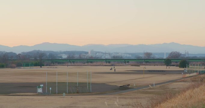 多摩川沿いの風景　夕方