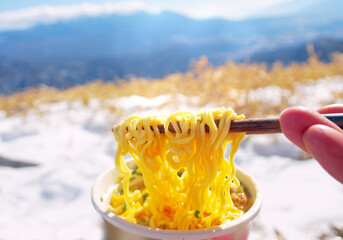 雪山で食べるカップラーメン