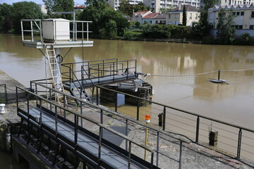 Barrage écluse de Saint-Maurice sur la Marne