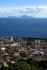 Vue de Naples des hauteurs de la ville avec la mer Méditerranée et l'île de Capri au second plan