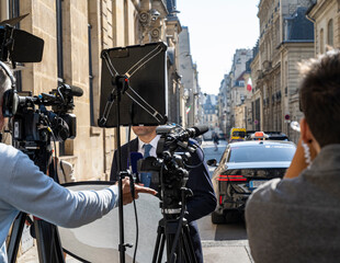 reporter de télévision devant une caméra dans la rue