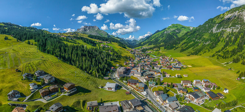 Ausblick auf Lech am Arlberg, mond&auml;ner Urlaubsort im Westen &Ouml;sterreichs