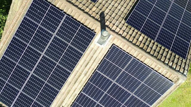 Solarpanels auf Dach mit Ziegel