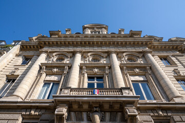Bâtiment officiel avec blason français