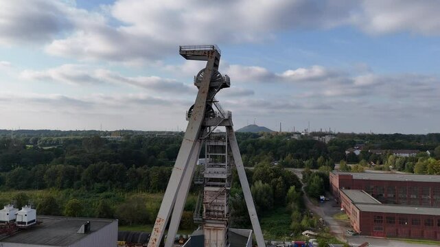 Rundflug um einen F&ouml;rderturm der alten Zeche Hugo in Gelsenkirchen am sp&auml;ten Nachmittag Sp&auml;tsommer