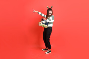 Obraz premium Woman wearing Santa hat