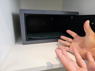 Female guest shocked to find empty safe in hotel room