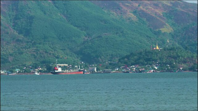 Vue fixe sur Kawthaung avec un bateau cargo
