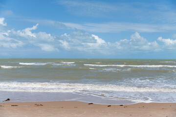 MAR LINDO COM PREDIO E MUITO AZUL E ONDAS (BEAUTIFUL SEA WITH BUILDING AND LOTS OF BLUE AND WAVES)