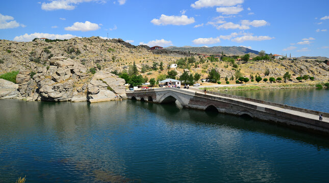 Cesnigir Bridge, located in Karakecili, Kirikkale, Turkey, was built in the 13th century.
