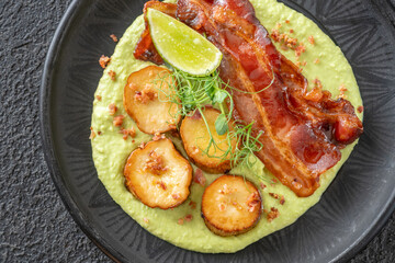 Fried eryngii wit green pea sauce