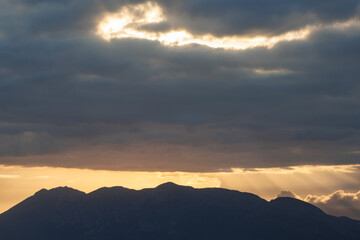 Silueta del sistema montañoso La Serrella al amanecer con nubes visto desde Alcoy, España