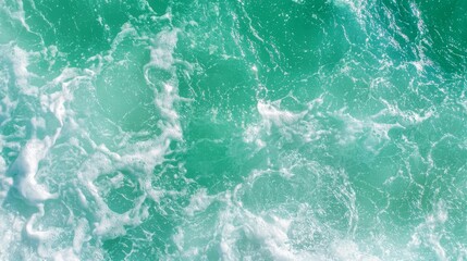 Obraz premium A large body of water with waves constantly rising and falling at the surface