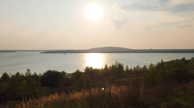 Blick auf den St&ouml;rmthaler See an einem sonnigen Sommerabend