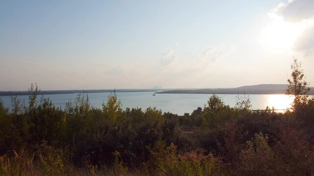 Blick auf den St&ouml;rmthaler See an einem sonnigen Sommerabend