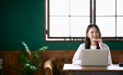 タイピングする若い女性