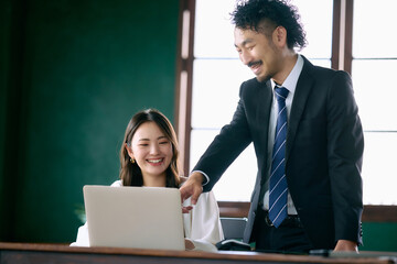 20代女性の部下に指導する男性上司