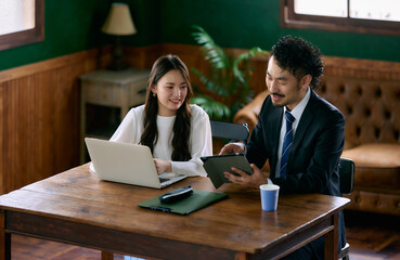 20代女性の部下に指導する男性上司