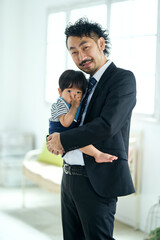保育園に息子を送り届ける父親
