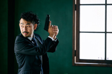 拳銃を持つ髭の男性