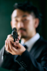 拳銃を持つ髭の男性