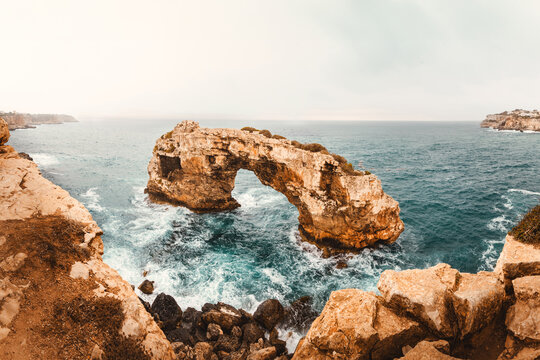 Es Pontas Felsentor im Meer des s&uuml;d&ouml;stlichen Teils der Baleareninsel Mallorca