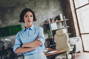 Photo of confident charming lady assistant wear shirt arms crossed indoors workplace workstation