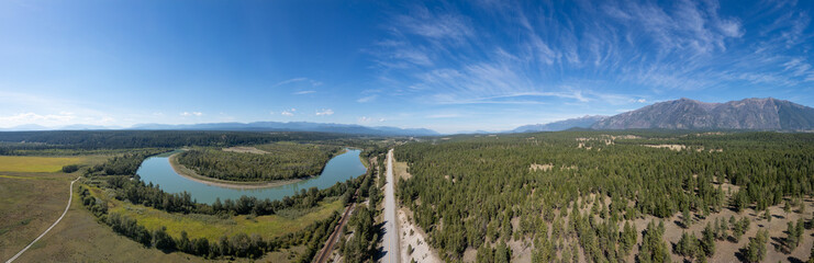 Naklejka premium Panoramic Aerial View of Scenic Landscape in British Columbia, Canada with Lush Green Forests and Majestic Mountains