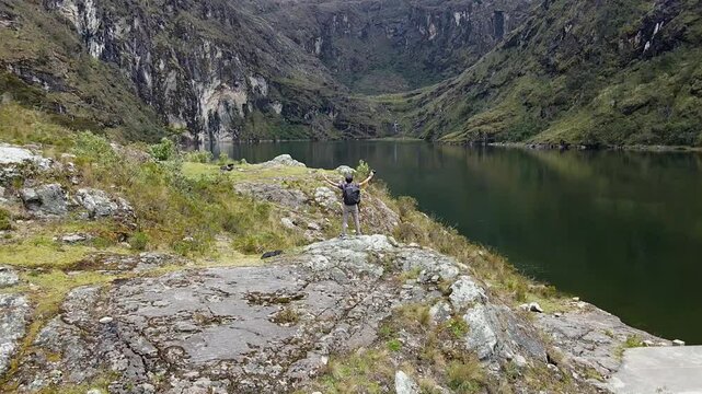 Hombre turista parado al lado de una laguna en las monta&ntilde;as.el turismo y el concepto de viaje.modo de vida saludable	