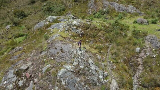 Hombre turista parado al lado de una laguna en las monta&ntilde;as.el turismo y el concepto de viaje.modo de vida saludable	