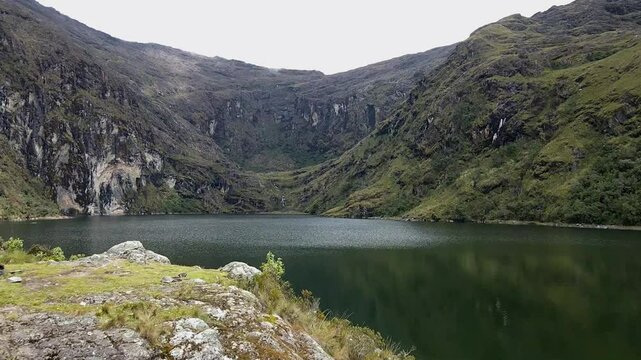 Hombre turista parado al lado de una laguna en las monta&ntilde;as.el turismo y el concepto de viaje.modo de vida saludable	