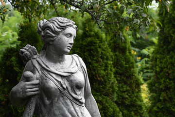 Fototapeta premium Statue standing up in a garden