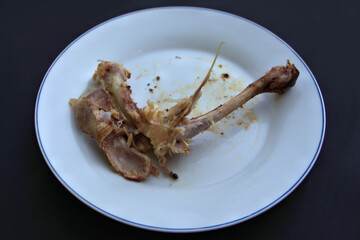 Hähnchen aufgegessen. Reste von der Hähnchenkeule. Hähnchenfleisch. Knochen.