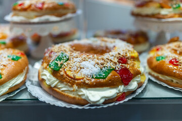 roscón de reyes con nata en pastelería