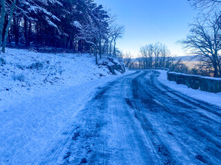 carretera con placas de hielo montaña carretera invierno peligro conducir