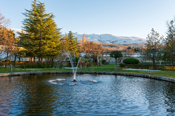 estanque nevado con la sierra de gredos piedrahíta ávila
